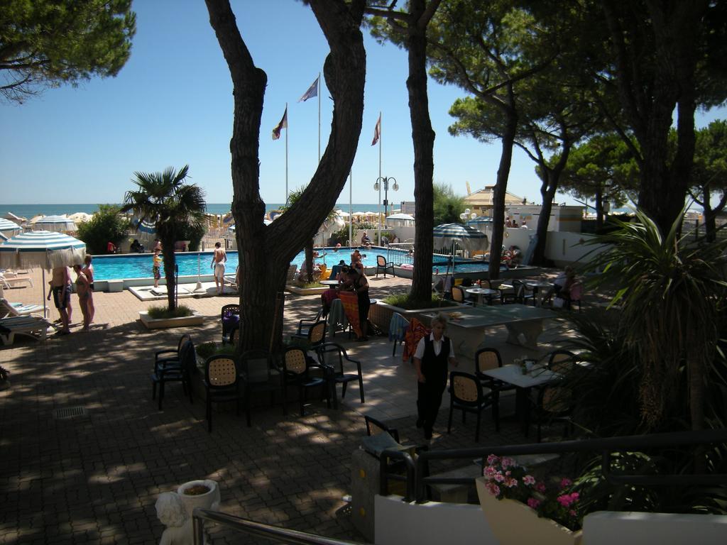 Hotel Ambasciatori Palace Lido di Jesolo Exterior foto